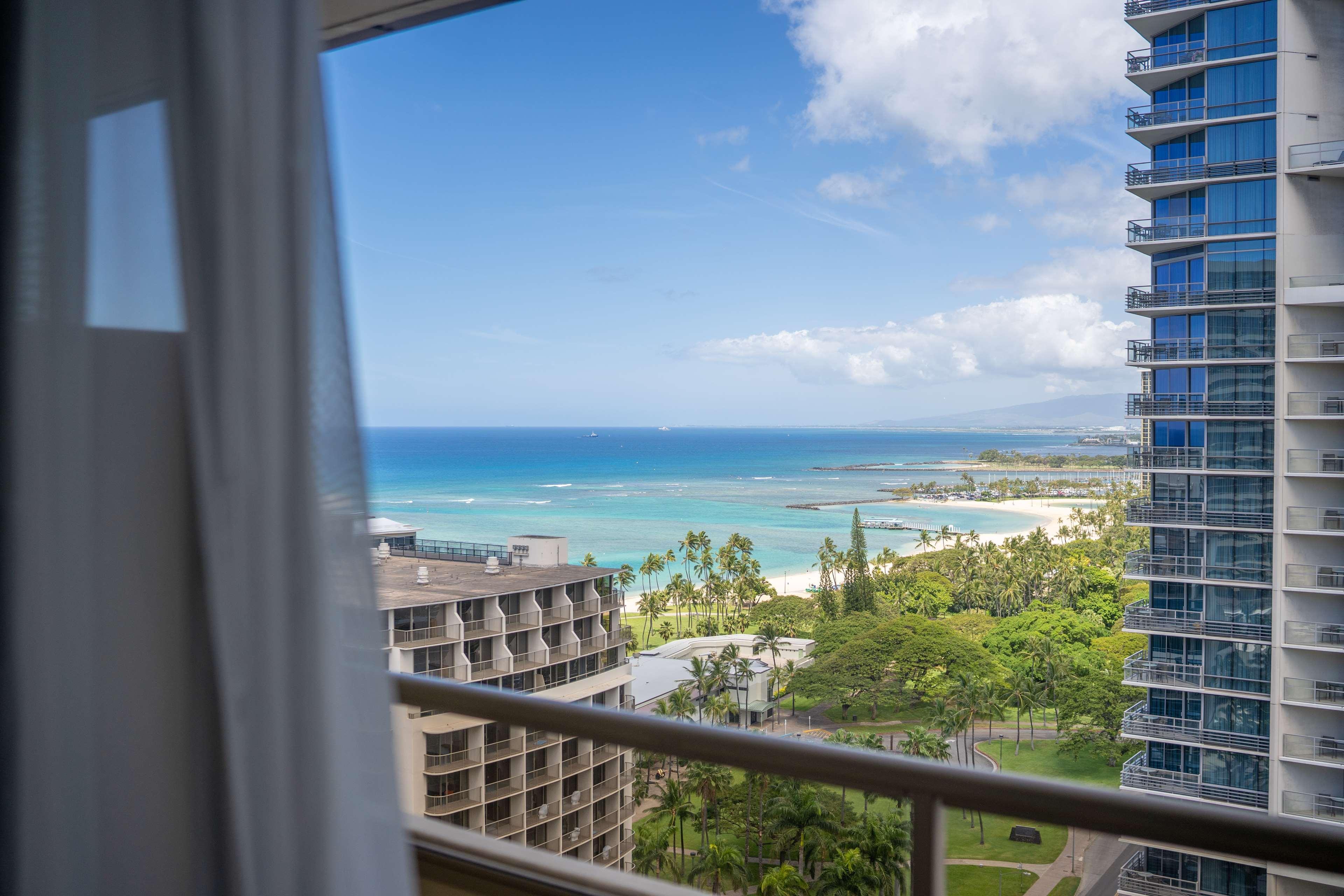 Embassy Suites By Hilton Waikiki Beach Walk Хонолулу Екстериор снимка