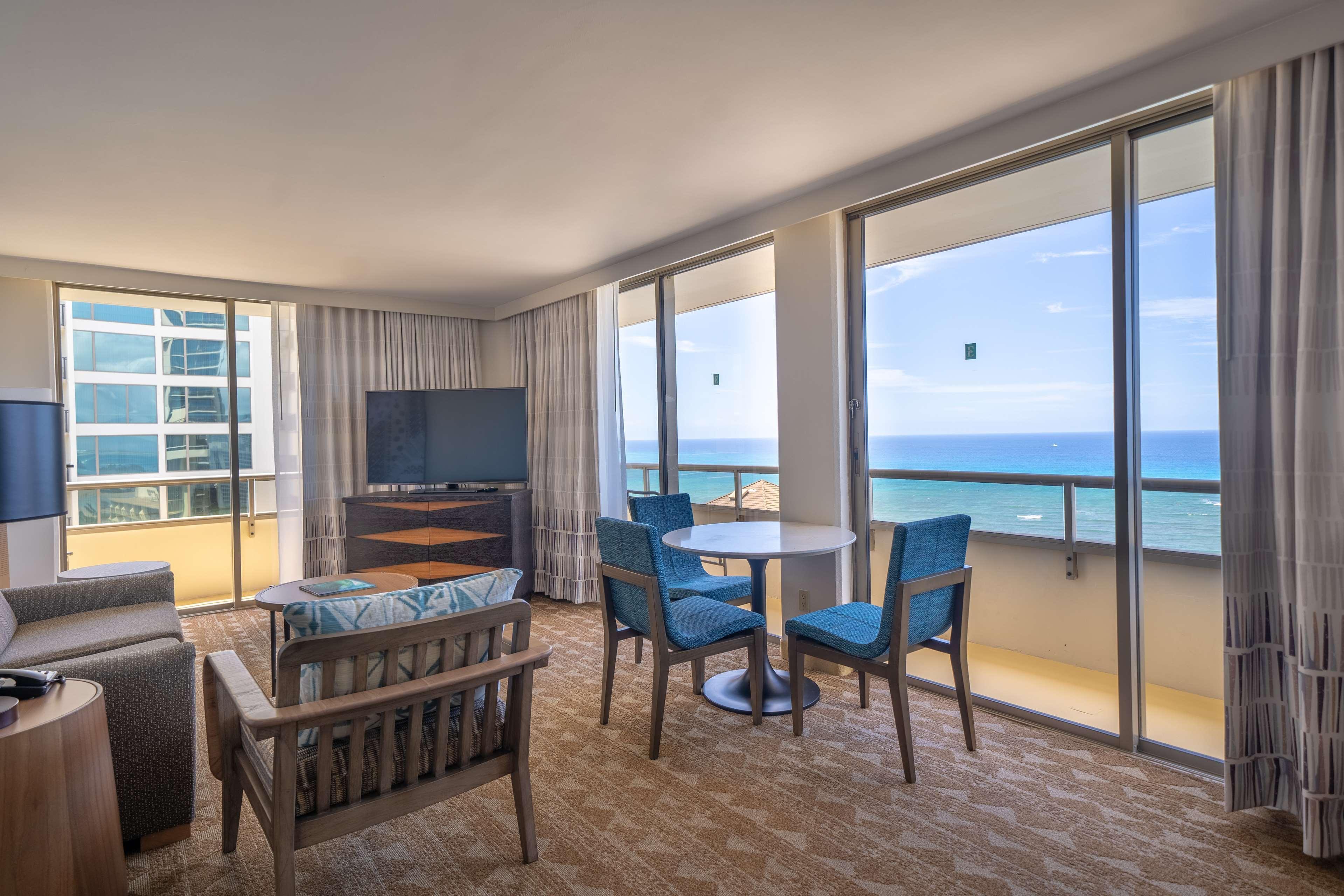 Embassy Suites By Hilton Waikiki Beach Walk Хонолулу Екстериор снимка