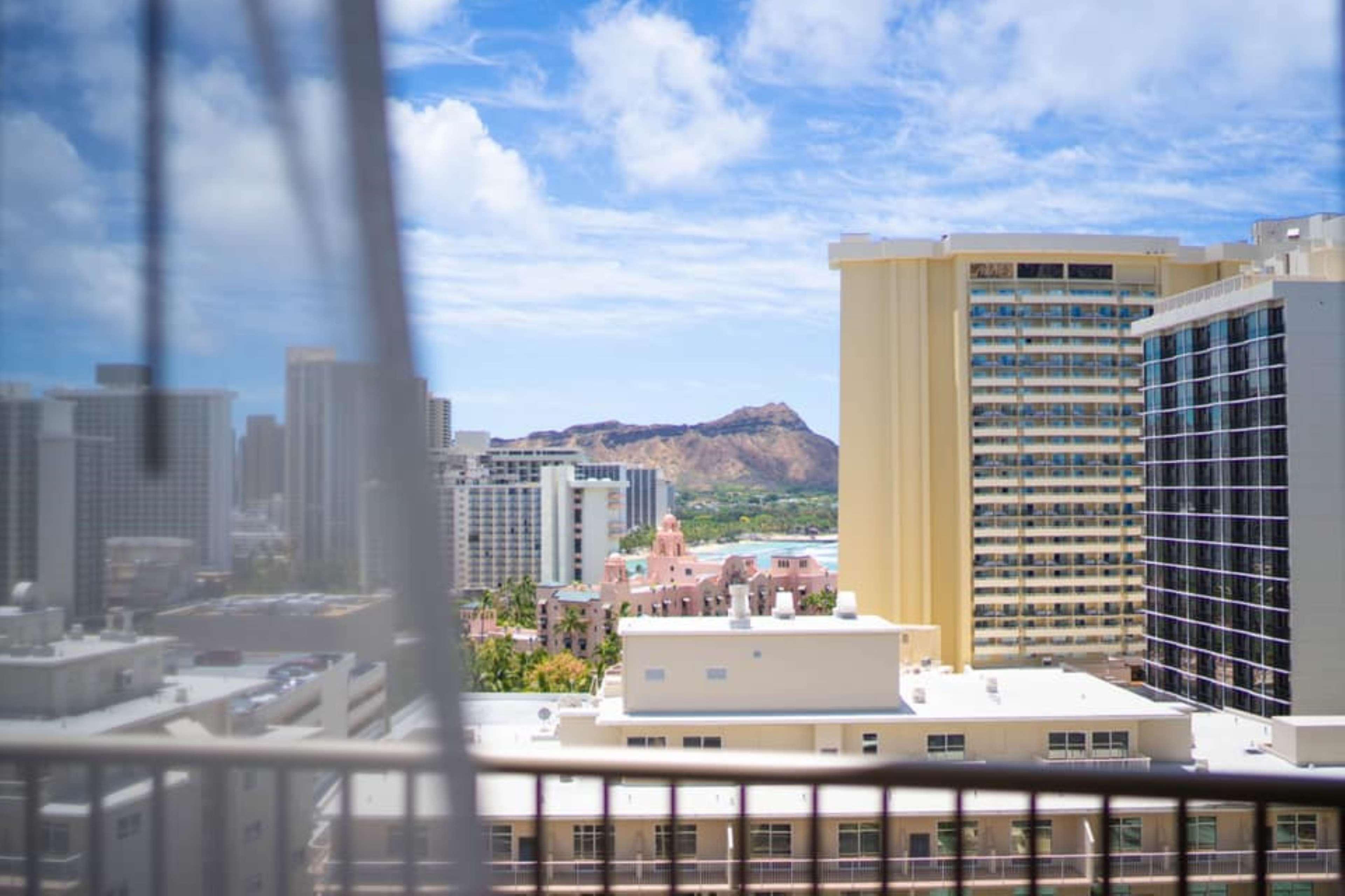 Embassy Suites By Hilton Waikiki Beach Walk Хонолулу Екстериор снимка