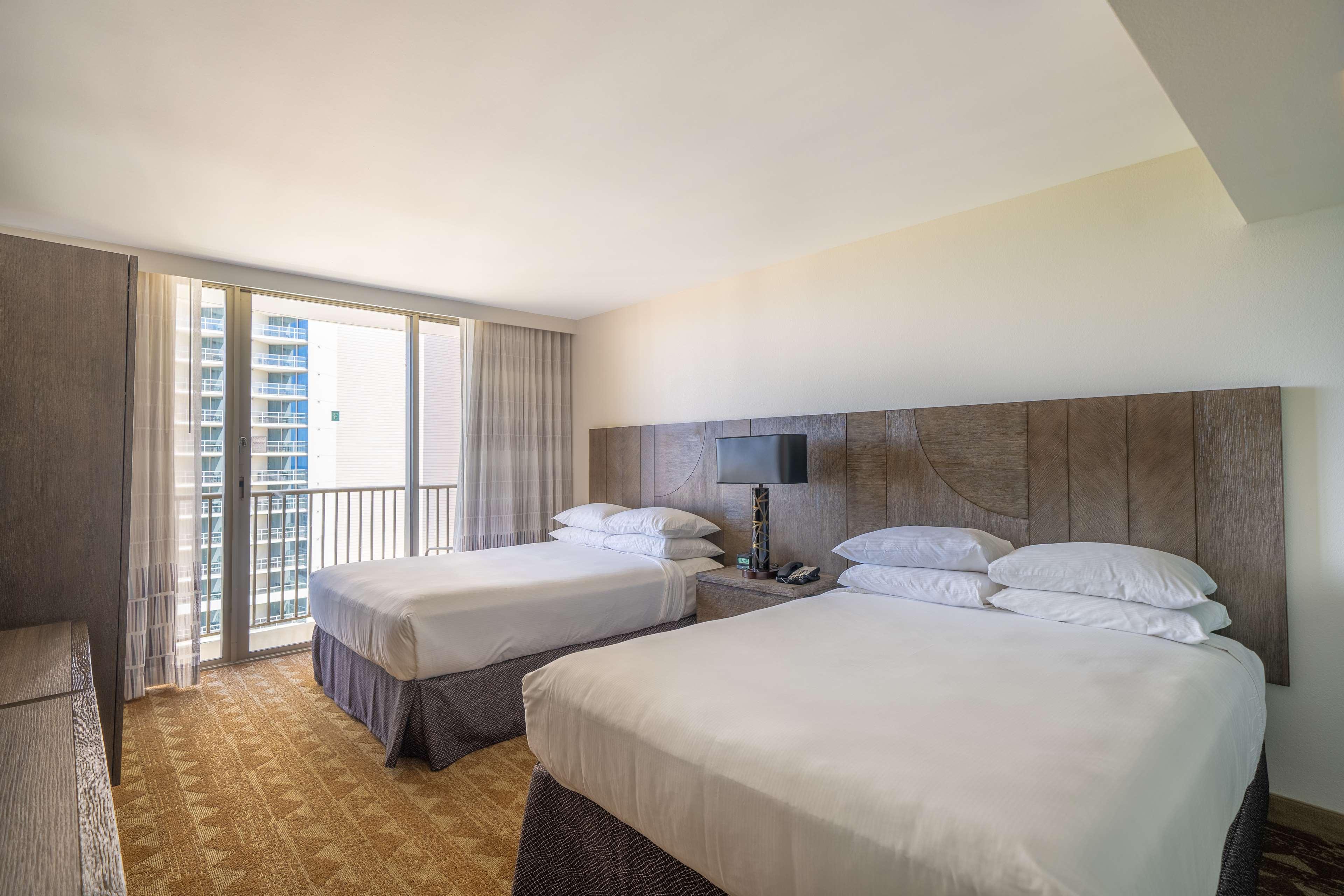 Embassy Suites By Hilton Waikiki Beach Walk Хонолулу Екстериор снимка