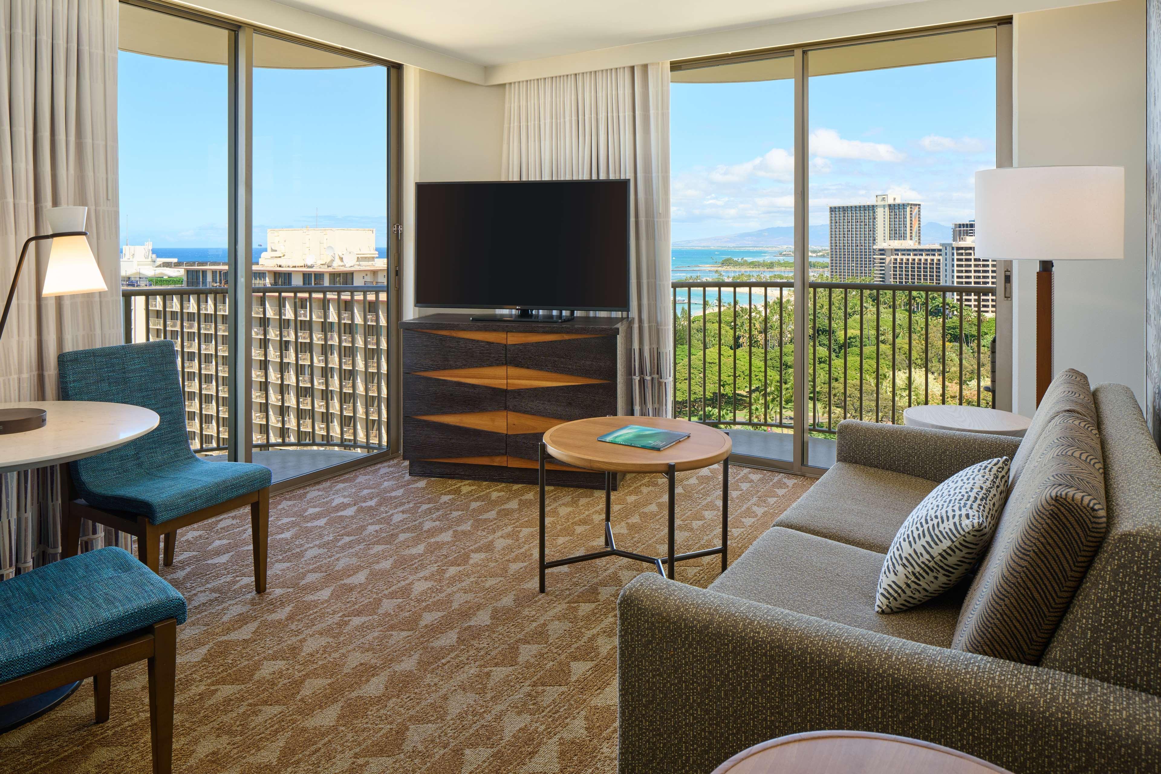 Embassy Suites By Hilton Waikiki Beach Walk Хонолулу Екстериор снимка