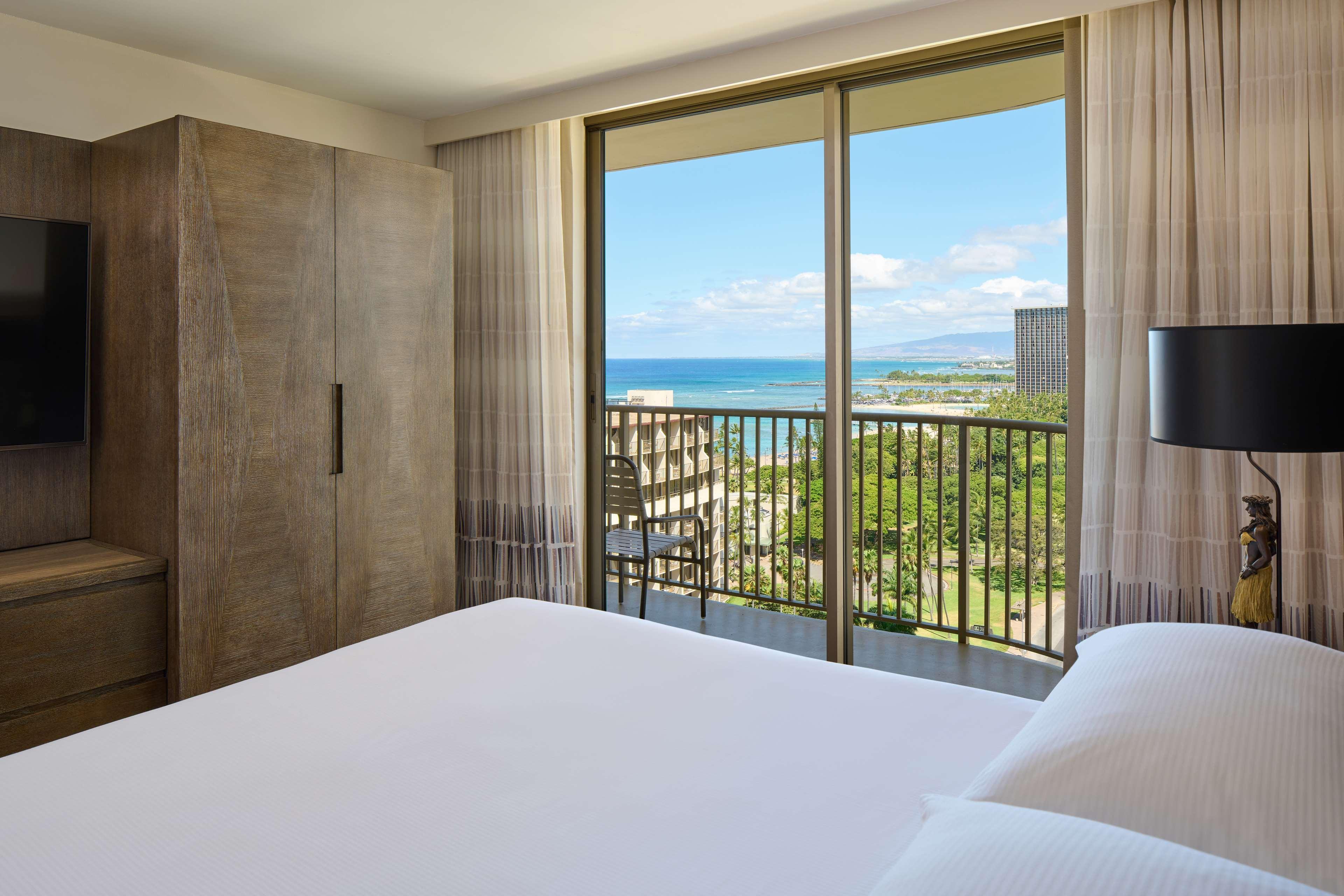 Embassy Suites By Hilton Waikiki Beach Walk Хонолулу Екстериор снимка