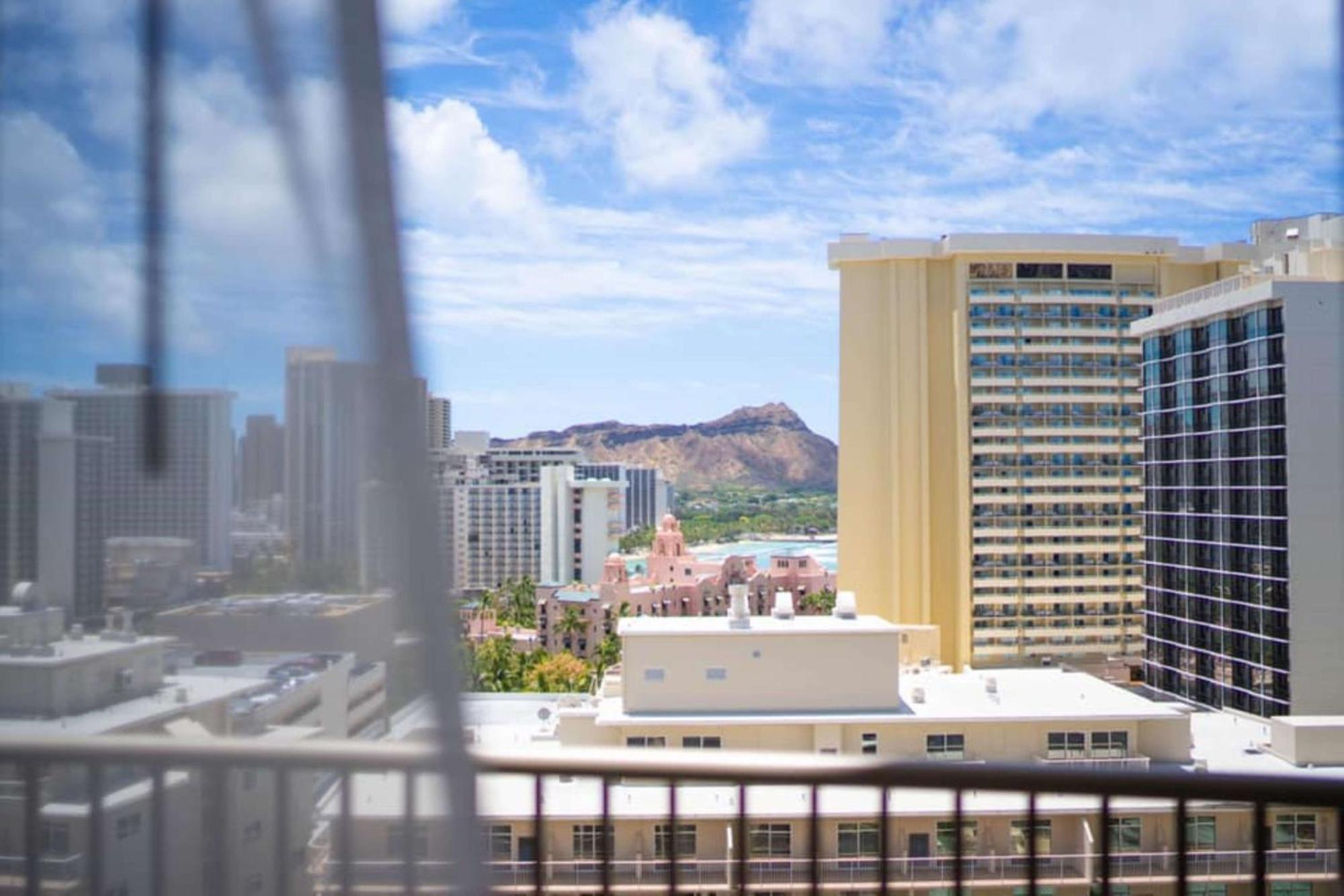 Embassy Suites By Hilton Waikiki Beach Walk Хонолулу Екстериор снимка