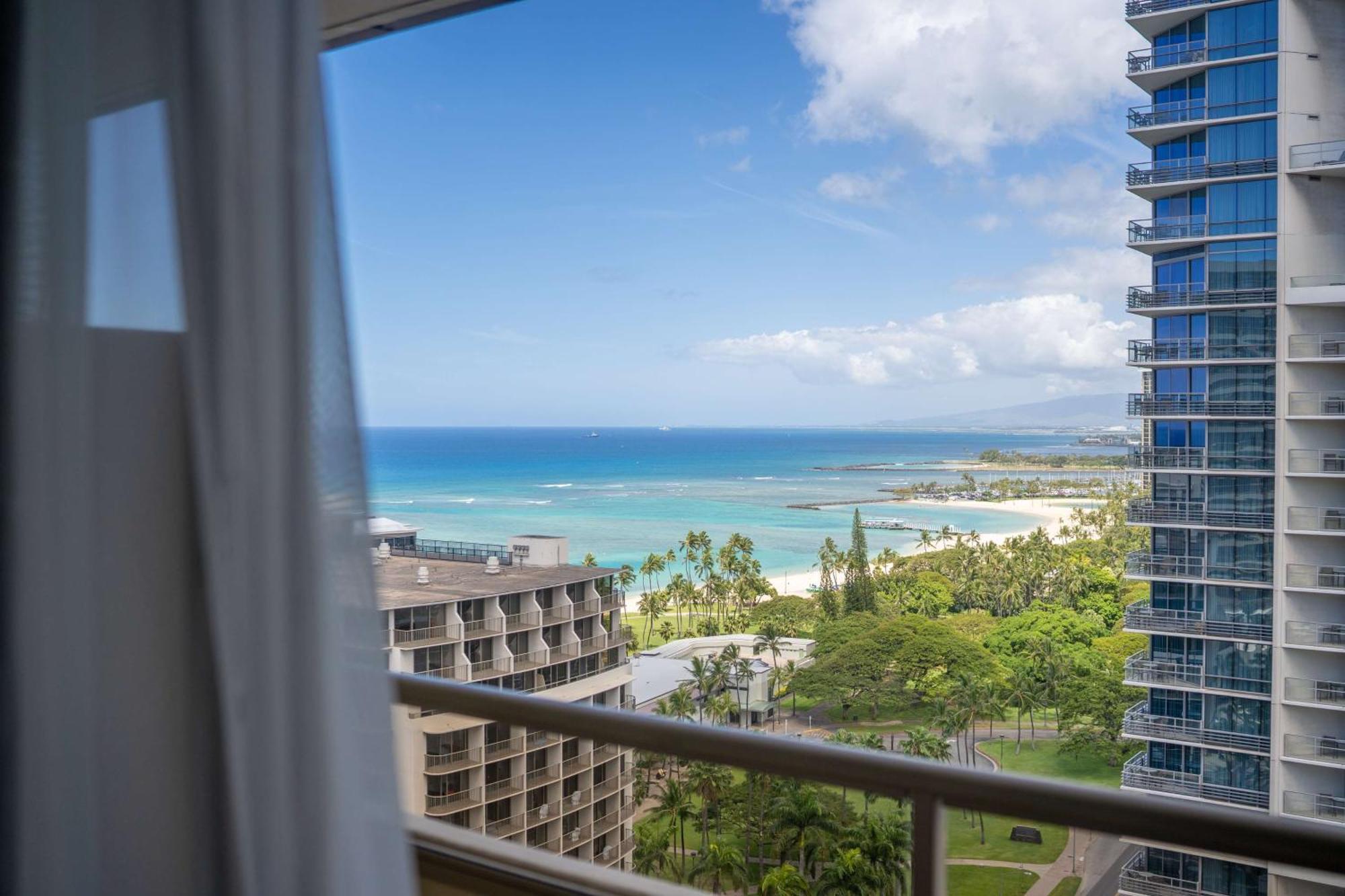 Embassy Suites By Hilton Waikiki Beach Walk Хонолулу Екстериор снимка