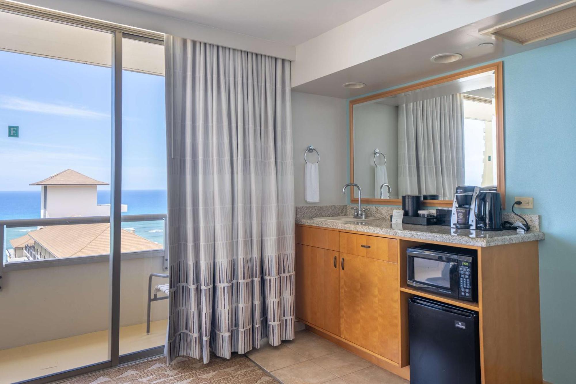 Embassy Suites By Hilton Waikiki Beach Walk Хонолулу Екстериор снимка